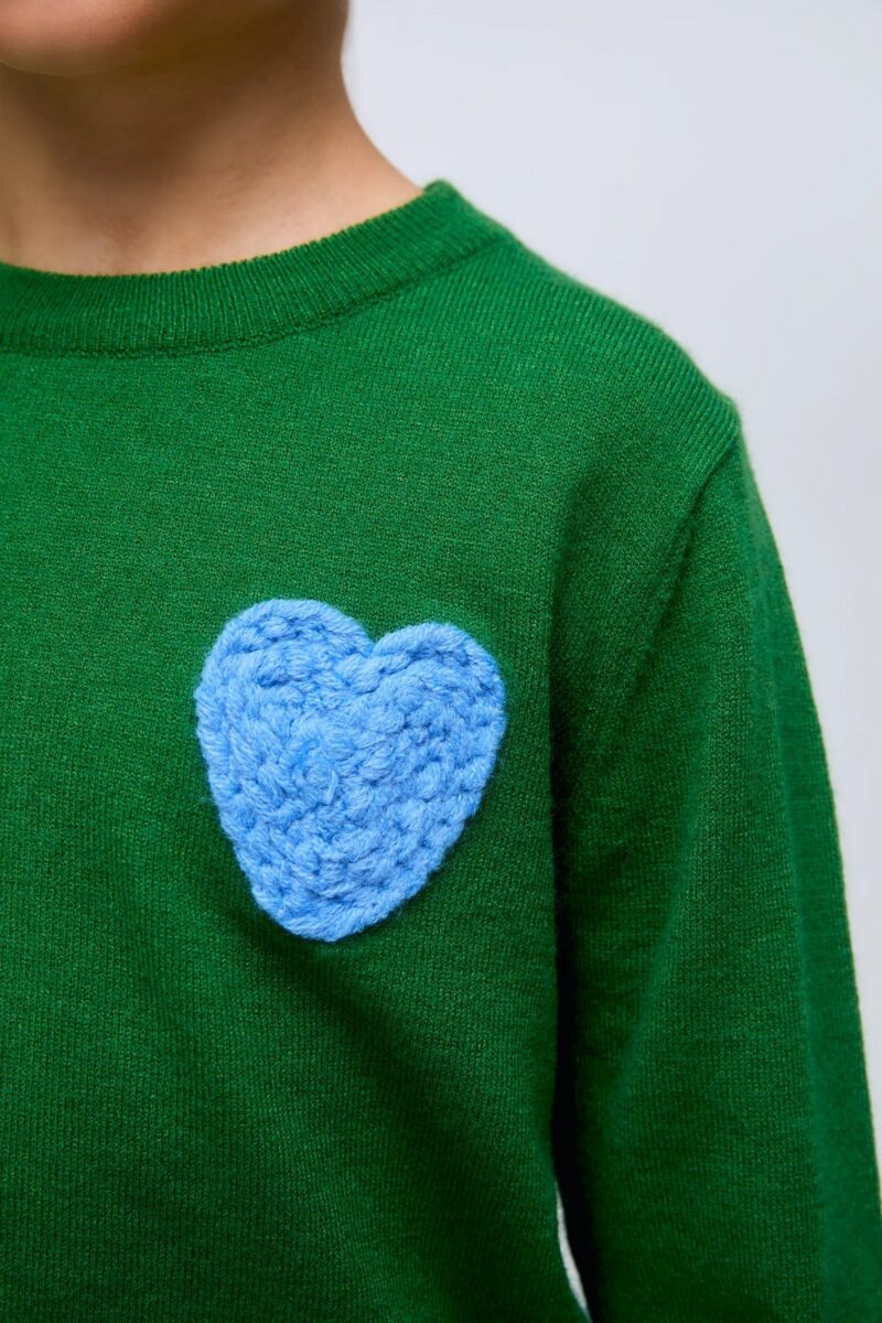 MAGLIONE DA BAMBINA IN MAGLIA VERDE CON RICAMO A CUORE BLU - immagine 4